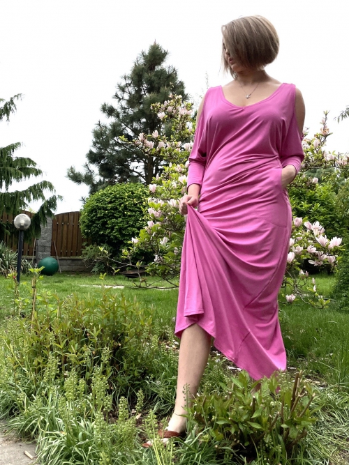 Růžové šaty s volnými rameny