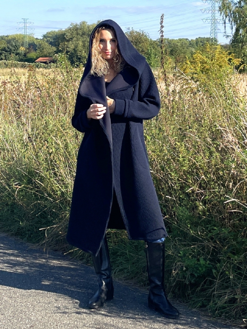 Temně modrý softshelový kabát s kapucí