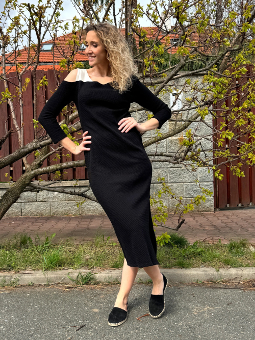 Černé šaty z vafloviny se smetanovým ramínkem