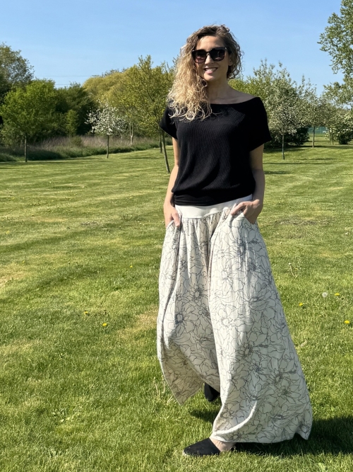 Kalhotová sukně béžová s černým květem