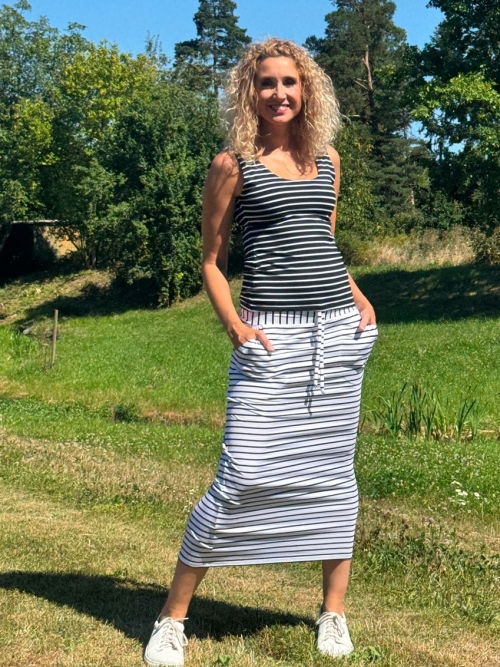 Bíločerná sukně s kapsami dlouhá