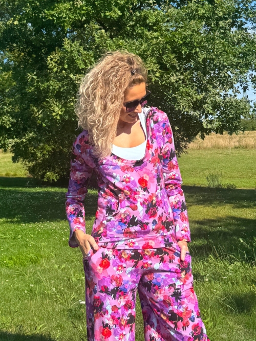 Mikina s klokankou a kapucí fialová s květy