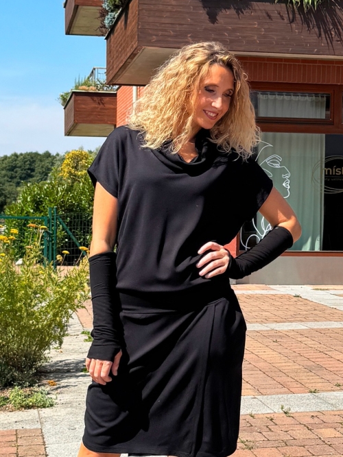 Černé šaty krátké s rozparkem