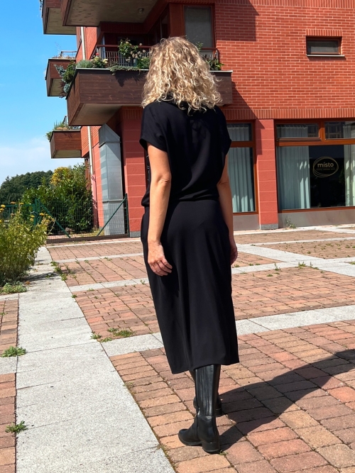 Černé šaty dlouhé s rozparkem