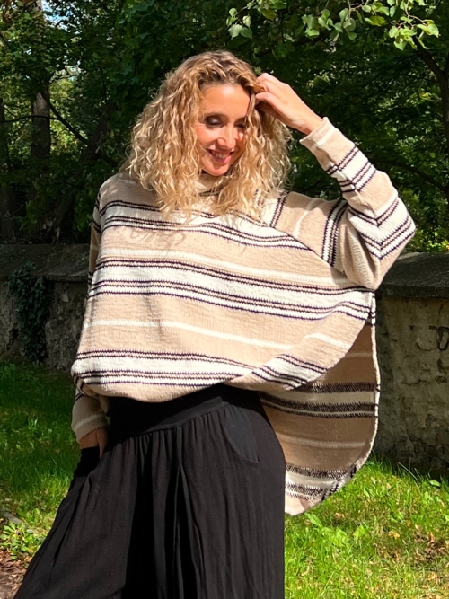 Pruhované rolákové pončo