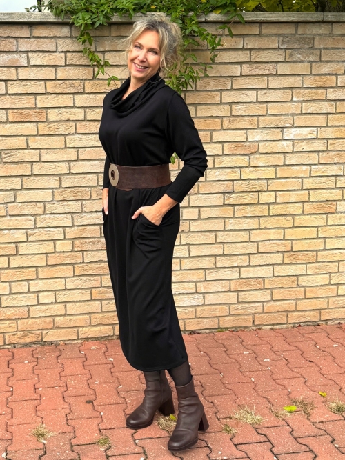 Černé šaty s volným rolákem dlouhé