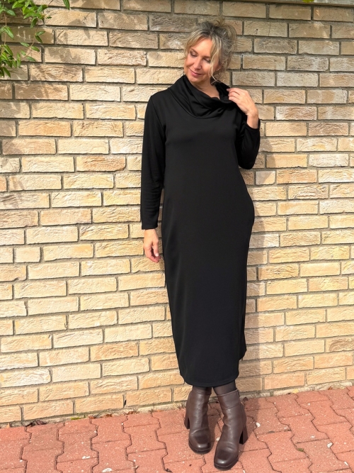 Černé šaty s volným rolákem dlouhé