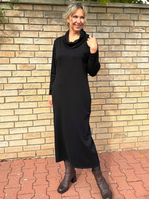 Černé šaty s volným rolákem dlouhé