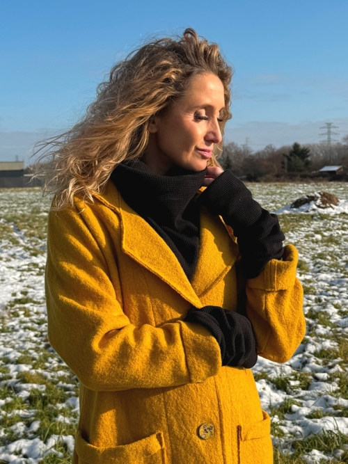 Černý rolákový nákrčník