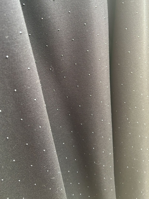 Černá sukně s lesklými korálky