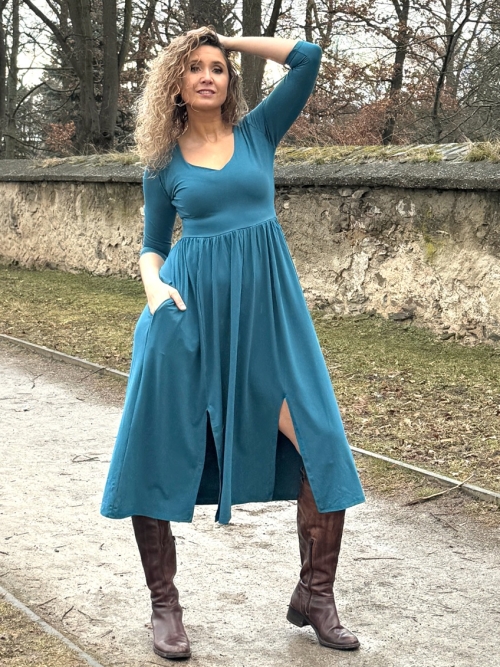 Šaty s rozparky perolejové