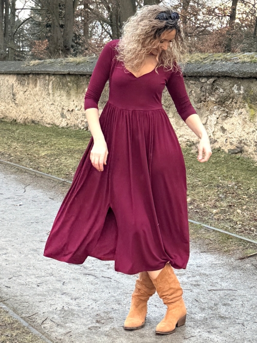 Šaty s rozparky vínové