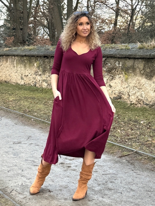 Šaty s rozparky vínové