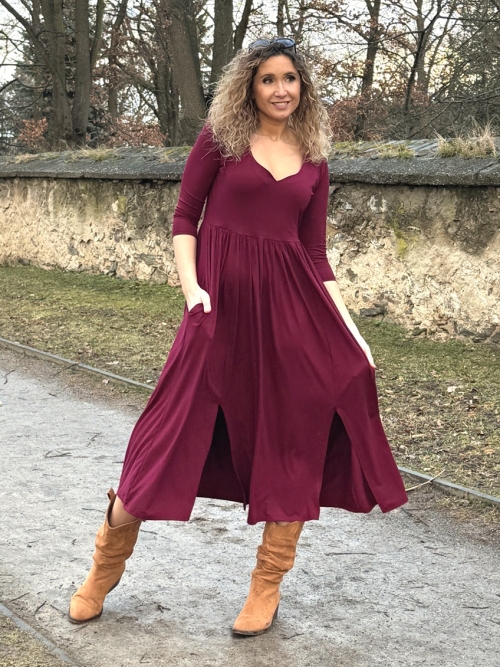 Šaty s rozparky vínové