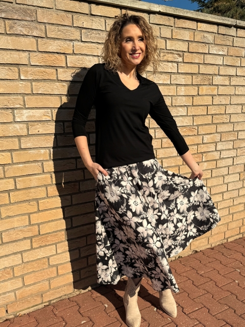 Volná sukně dlouhá bílo černý květ