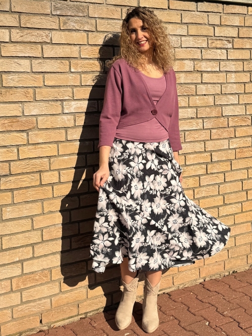 Volná sukně dlouhá bílo černý květ