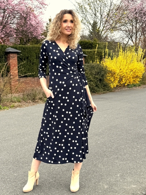 Zvonové zavinovací šaty puntík