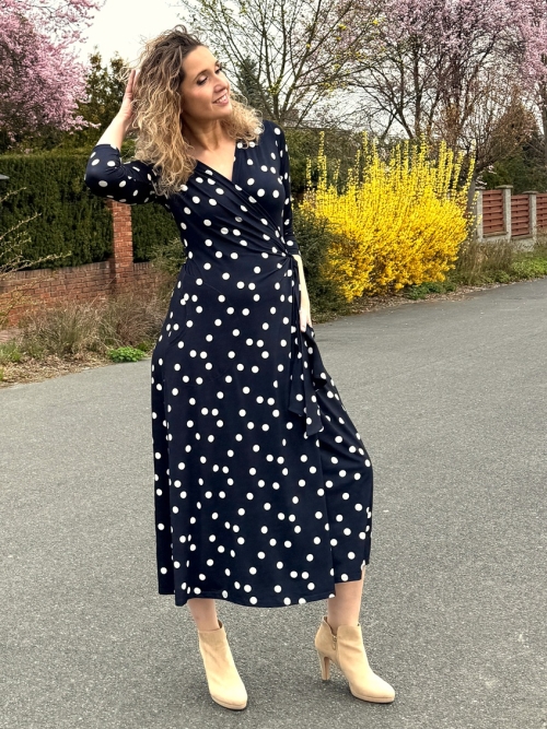 Zvonové zavinovací šaty puntík