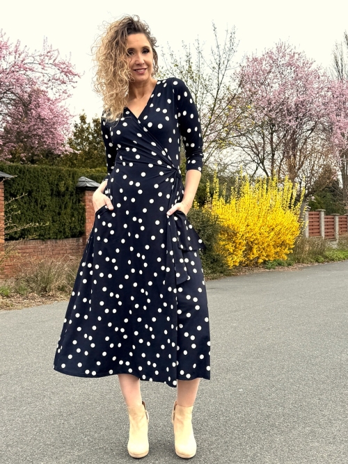 Zvonové zavinovací šaty puntík