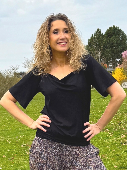 Volný top s pasem a vodou černý