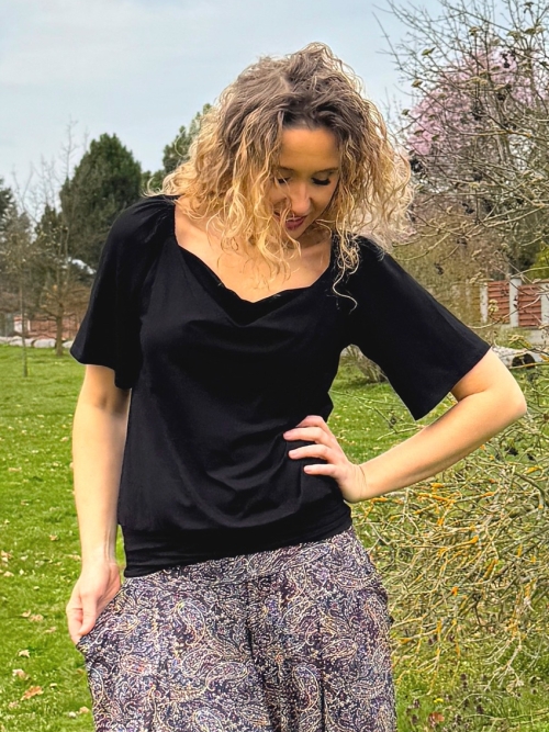 Volný top s pasem a vodou černý