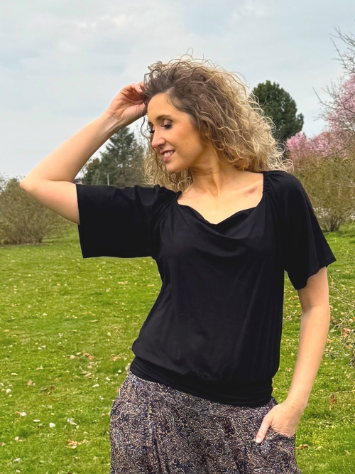 Volný top s pasem a vodou černý