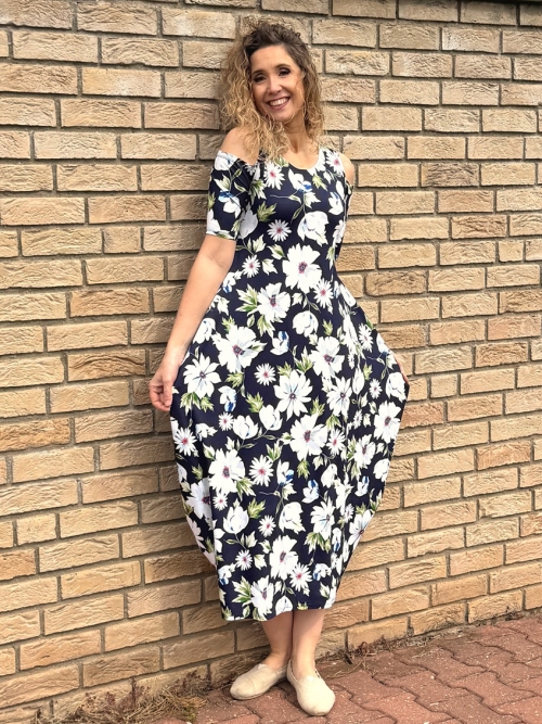 Dlouhé šaty s volnými rameny květy