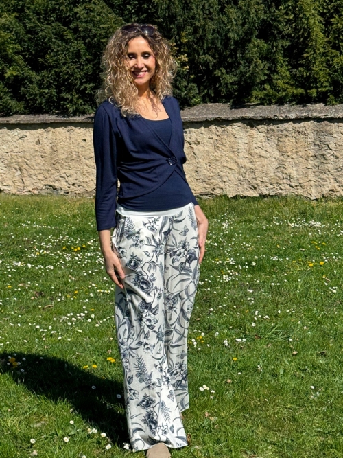 Volné kalhoty smetanová s modrými květy