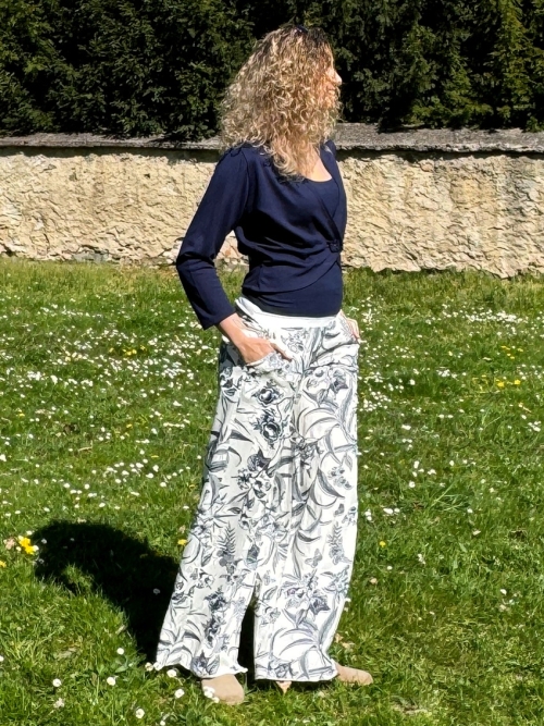 Volné kalhoty smetanová s modrými květy