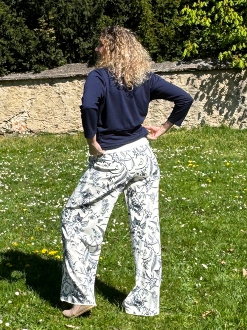 Volné kalhoty smetanová s modrými květy