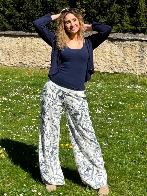 Volné kalhoty smetanová s modrými květy