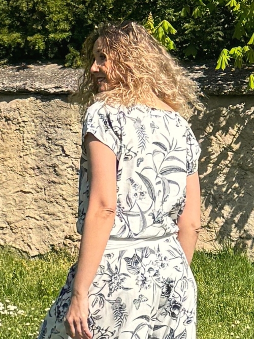 Volný top s pasem smetanovo-modrý