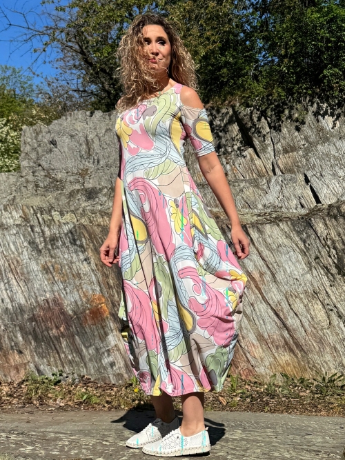 Dlouhé šaty s volnými rameny pastel