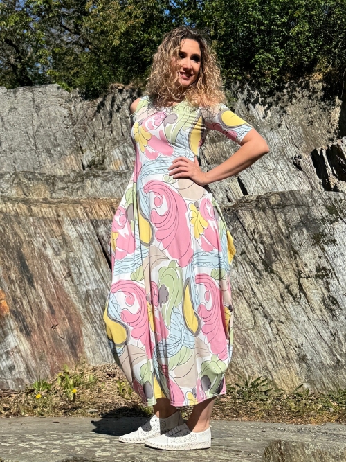 Dlouhé šaty s volnými rameny pastel
