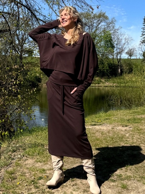 Tmavě hnědá sukně s kapsami dlouhá