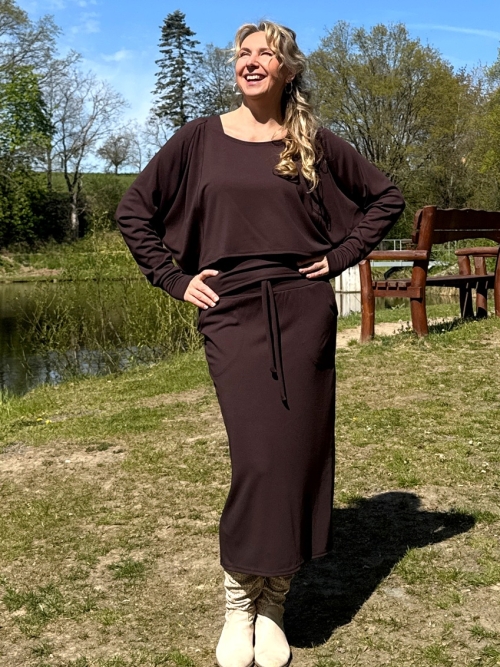 Tmavě hnědá sukně s kapsami dlouhá