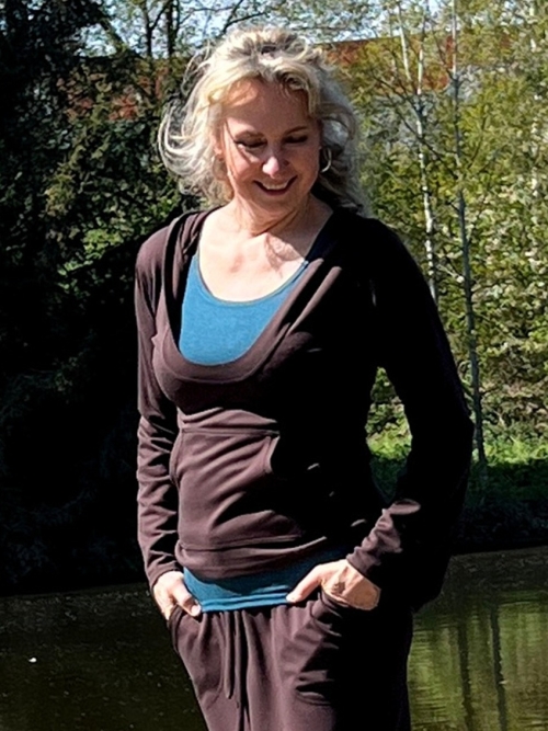 Hnědá mikina s klokankou a kapucí