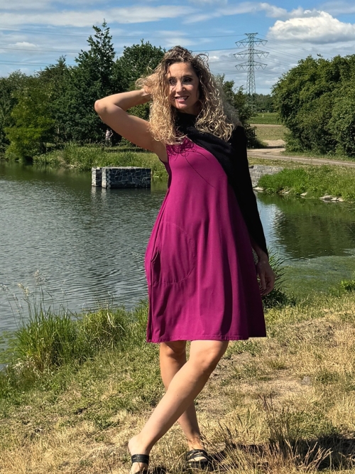 Zvonové šaty s vázáním na ramenou amarant