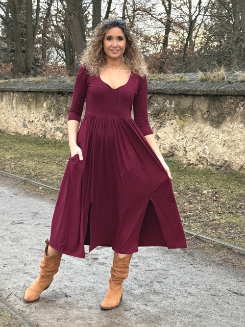 Šaty s rozparky vínové