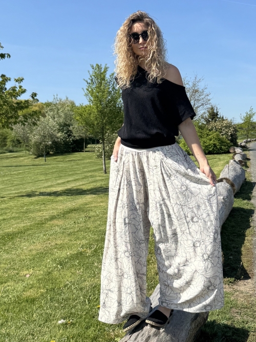Kalhotová sukně béžová s černým květem
