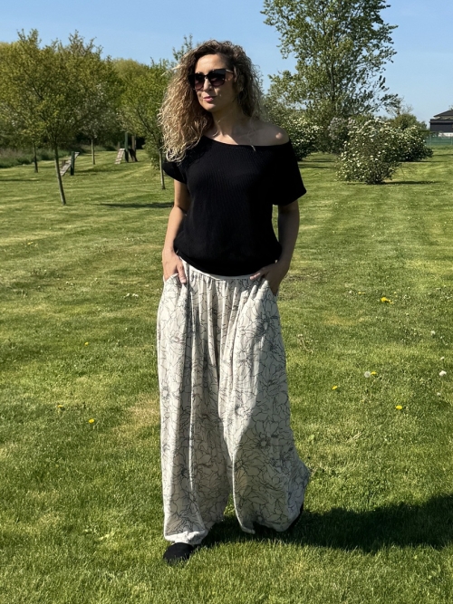 Kalhotová sukně béžová s černým květem