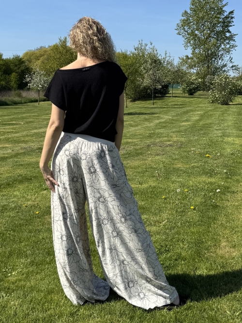 Kalhotová sukně béžová s černým květem