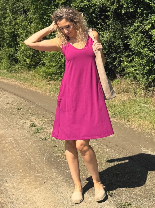 Zvonové šaty s vázáním na ramenou amarant