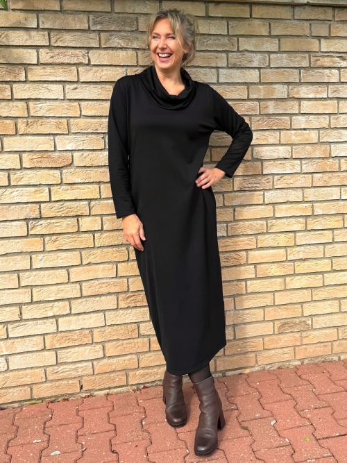 Černé šaty s volným rolákem dlouhé