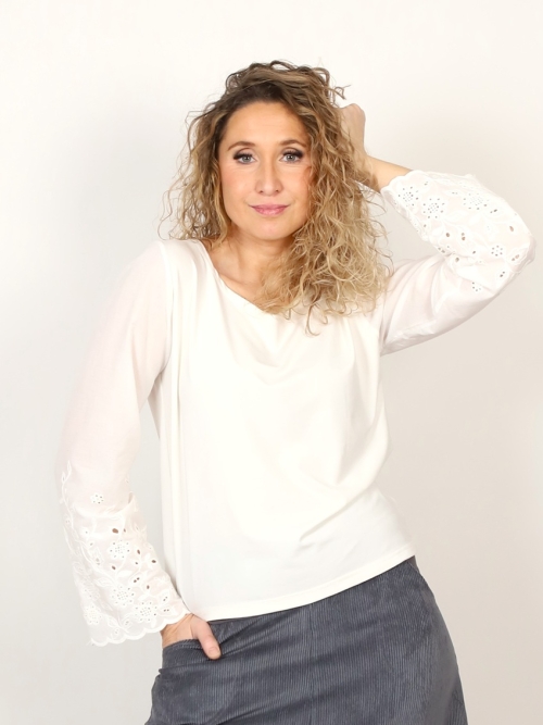 Bílé tričko s madeirovým rukávem