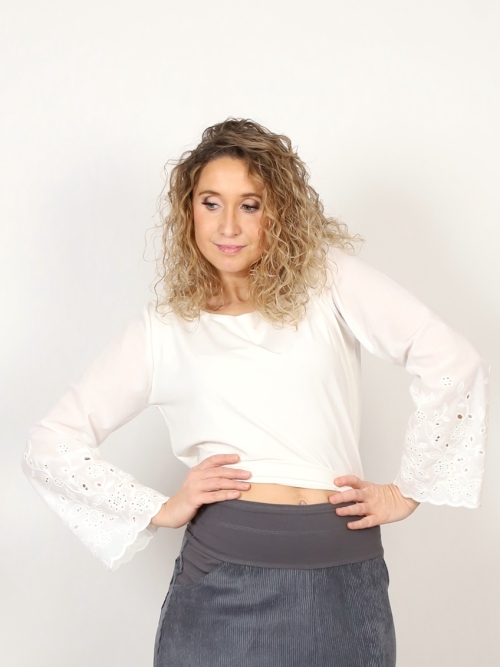 Bílé tričko s madeirovým rukávem