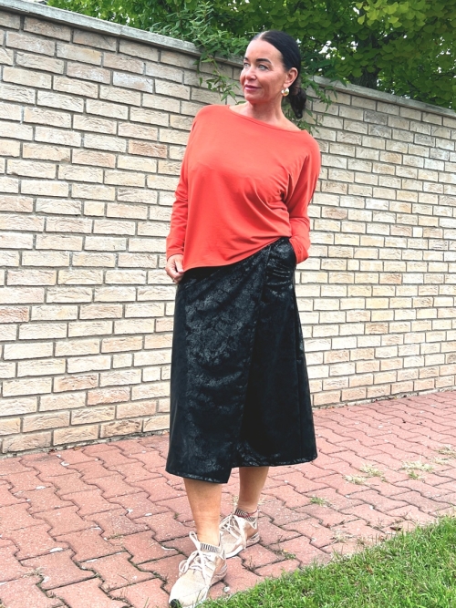 Překládaná midi sukně černá s leskem