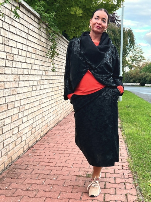 Překládaná midi sukně černá s leskem