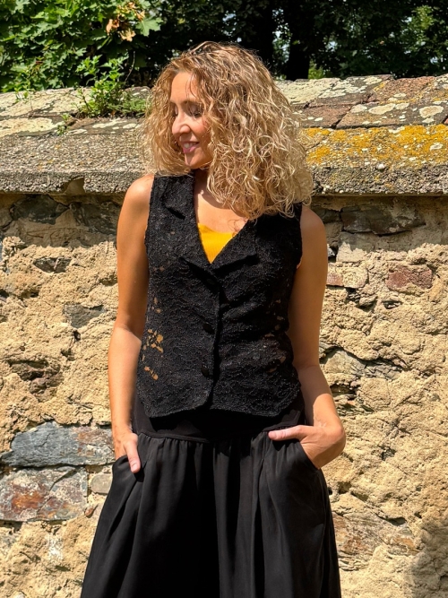 Černá krajková vesta