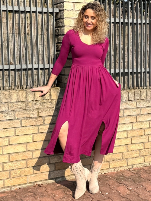 Šaty s rozparky amarant